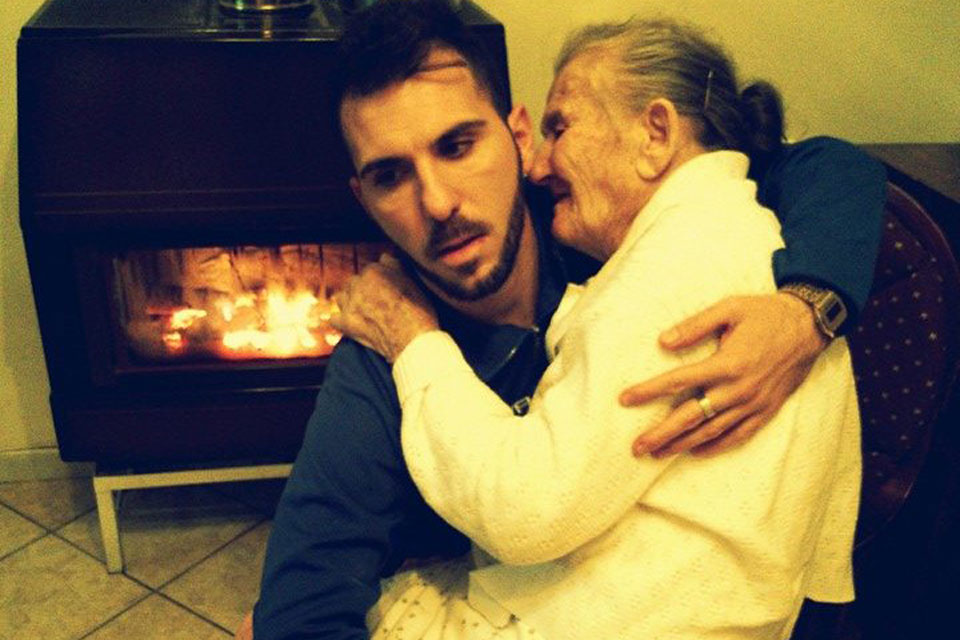 La foto del joven italiano con su abuela en brazos se convirtió en el primer hecho viral de 2015